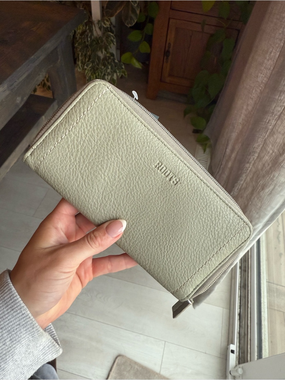 Roots Pebbled Zip Wallet in Sage Green